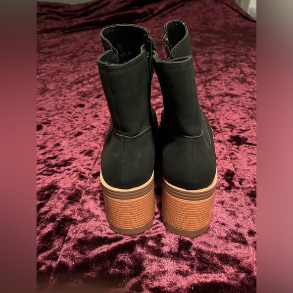Fiona Fall Exp. NWOT Platform Boots Size 8 - Picture 4 of 5